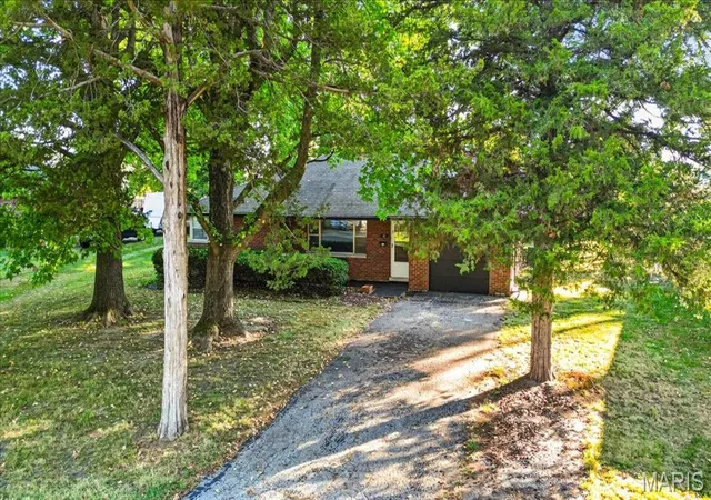 Photo 4 of Sale Pending at 31 Friendly Dr, Belleville, IL 62226 | MLS# MIS26063419 | Listing updated on 2026-10-22