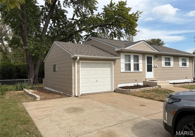 Photo 2 of Single family home for sale at 905 Delaird Dr, Saint Louis, MO 63137 | MLS# MIS26063425 | Listing updated on 2026-10-01
