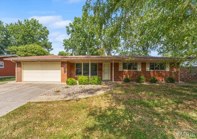 Photo 1 of Sale Pending at 54 Bedford Dr, Belleville, IL 62226 | MLS# MIS26063448 | Listing updated on 2026-10-05