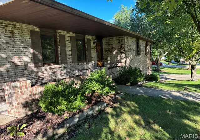 Photo 2 of Single family home for sale at 31 Sherwood Ests Ave, Hannibal, MO 63401 | MLS# MIS26063460 | Listing updated on 2026-10-06