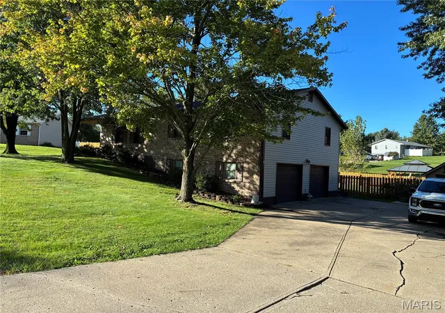 Photo 3 of Single family home for sale at 31 Sherwood Ests Ave, Hannibal, MO 63401 | MLS# MIS26063460 | Listing updated on 2026-10-06