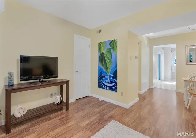 Photo 4 of Townhouse for sale at 9026 W Swan Cir, Saint Louis, MO 63144 | MLS# MIS26063462 | Listing updated on 2026-10-06