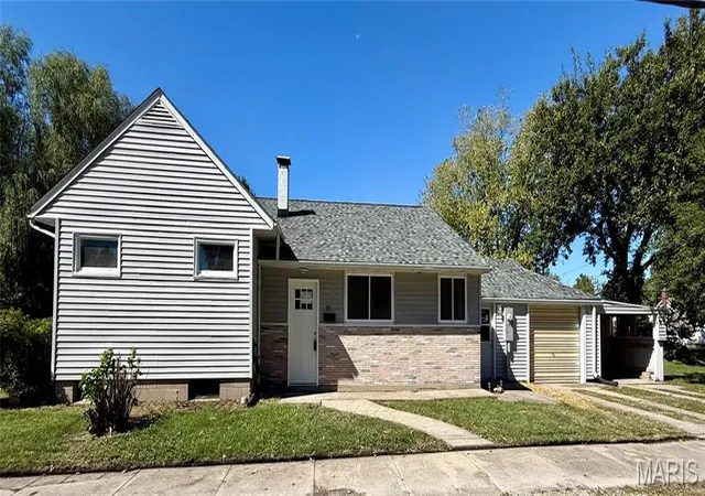 Photo 1 of Single family home for sale at 201 N Cherry St, Mount Olive, IL 62069 | MLS# MIS26063469 | Listing updated on 2026-10-06