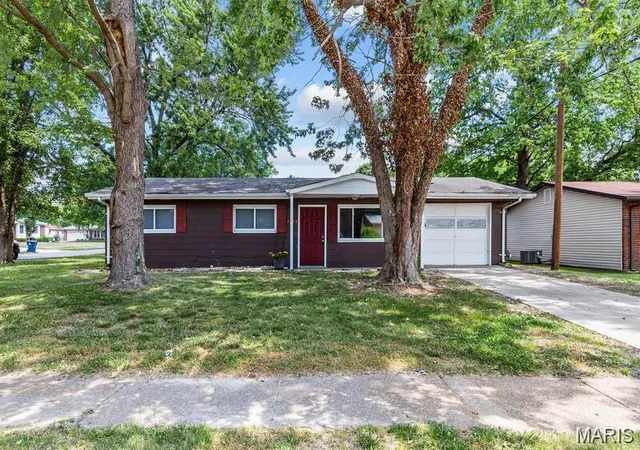 Photo 1 of Single family home for sale at 1395 Bluebird Dr, Florissant, MO 63031 | MLS# MIS26063484 | Listing updated on 2026-10-02
