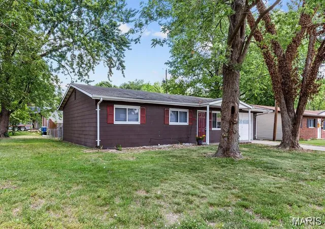 Photo 2 of Single family home for sale at 1395 Bluebird Dr, Florissant, MO 63031 | MLS# MIS26063484 | Listing updated on 2026-10-02