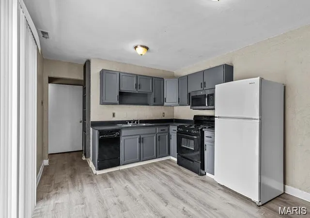 Photo 3 of Single family home for sale at 1395 Bluebird Dr, Florissant, MO 63031 | MLS# MIS26063484 | Listing updated on 2026-10-02