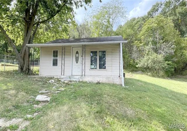 Photo 1 of Sale Pending at 1105 Cliff Dr, Festus, MO 63028 | MLS# MIS26063485 | Listing updated on 2026-10-06