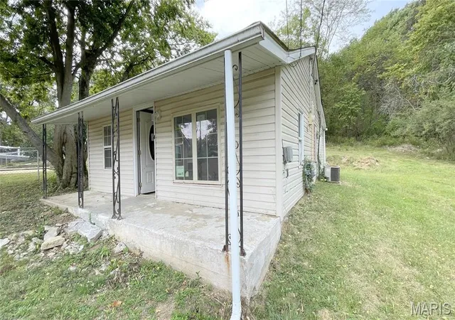 Photo 3 of Sale Pending at 1105 Cliff Dr, Festus, MO 63028 | MLS# MIS26063485 | Listing updated on 2026-10-06