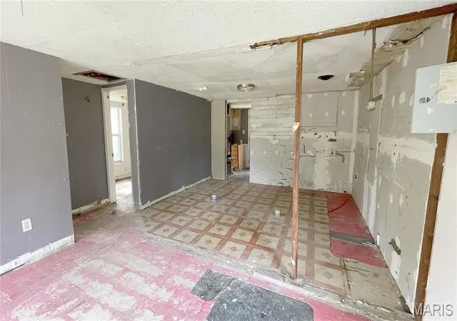 Photo 3 of Sale Pending at 1105 Cliff Dr, Festus, MO 63028 | MLS# MIS26063485 | Listing updated on 2026-10-06