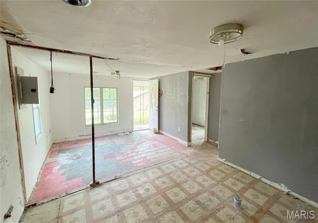 Photo 4 of Sale Pending at 1105 Cliff Dr, Festus, MO 63028 | MLS# MIS26063485 | Listing updated on 2026-10-06