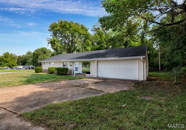 Photo 2 of Single family home for sale at 5500 Winchelsea Dr, Saint Louis, MO 63121 | MLS# MIS26063490 | Listing updated on 2026-10-02