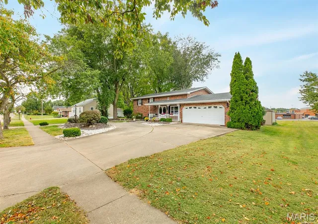 Photo 3 of Single family home for sale at 324 N Old Bethalto Rd, Bethalto, IL 62010 | MLS# MIS26063498 | Listing updated on 2026-10-05