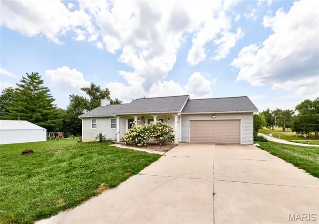Photo 2 of Single family home for sale at 64 S Ridge Rd, Troy, MO 63379 | MLS# MIS26063500 | Listing updated on 2026-10-05