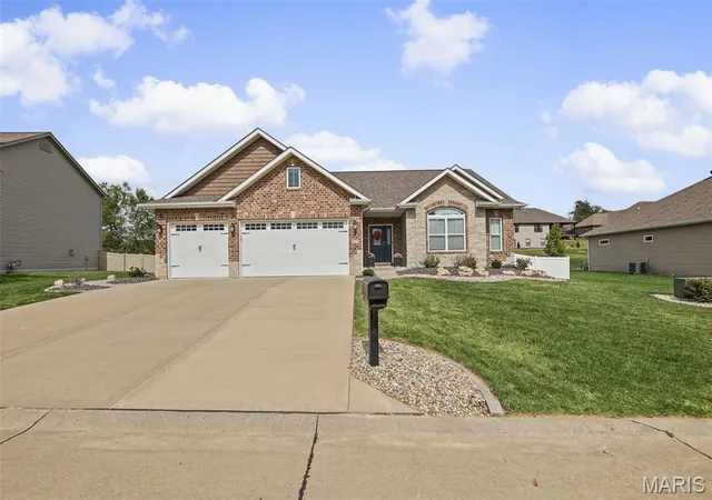 Photo 1 of Sale Pending at 105 Stonebridge Xing Dr, Maryville, IL 62062 | MLS# MIS26063507 | Listing updated on 2026-10-06