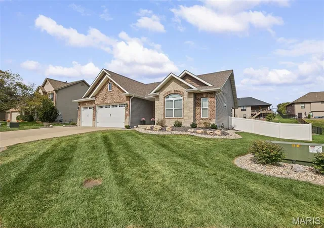 Photo 2 of Sale Pending at 105 Stonebridge Xing Dr, Maryville, IL 62062 | MLS# MIS26063507 | Listing updated on 2026-10-06