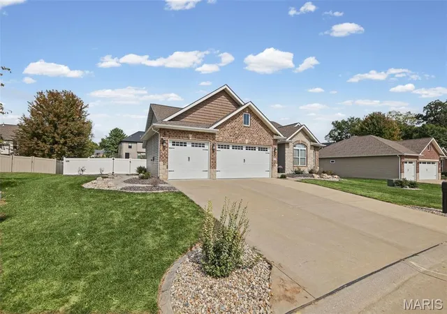 Photo 3 of Sale Pending at 105 Stonebridge Xing Dr, Maryville, IL 62062 | MLS# MIS26063507 | Listing updated on 2026-10-06