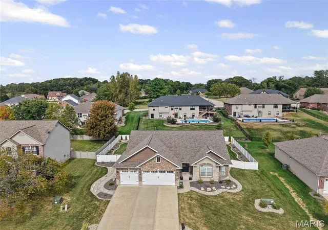 Photo 4 of Sale Pending at 105 Stonebridge Xing Dr, Maryville, IL 62062 | MLS# MIS26063507 | Listing updated on 2026-10-06