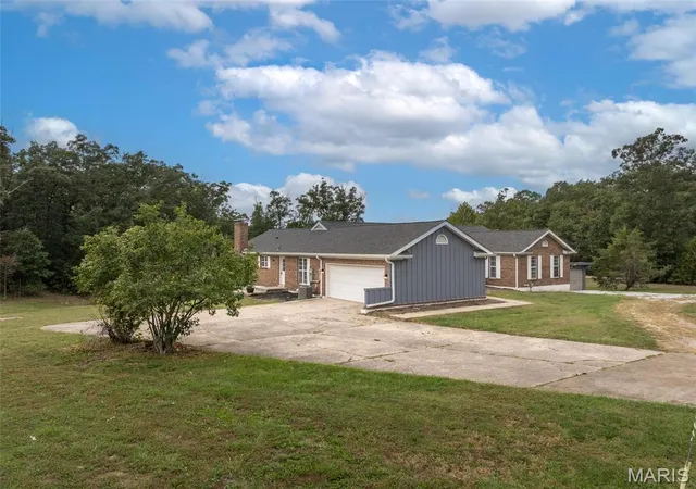Photo 3 of Single family home for sale at 28 Hawthorne Dr, Warrenton, MO 63383 | MLS# MIS26063528 | Listing updated on 2026-10-07