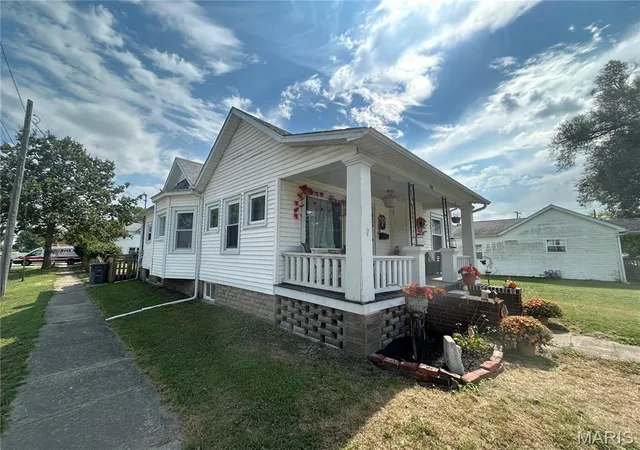 Photo 3 of Single family home for sale at 502 4th, Carrollton, IL 62016 | MLS# MIS26063529 | Listing updated on 2026-10-08
