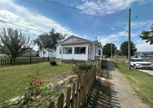 Photo 3 of Single family home for sale at 502 4th, Carrollton, IL 62016 | MLS# MIS26063529 | Listing updated on 2026-10-08