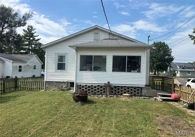 Photo 4 of Single family home for sale at 502 4th, Carrollton, IL 62016 | MLS# MIS26063529 | Listing updated on 2026-10-08