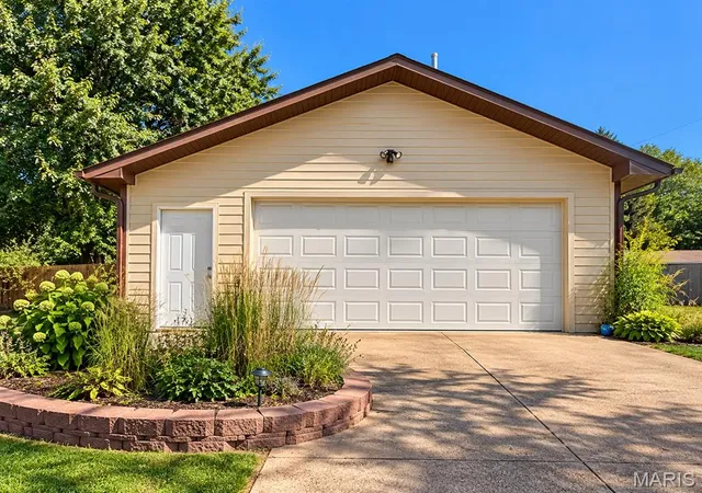 Photo 3 of Single family home for sale at 202 Kingsway St, Farmington, MO 63640 | MLS# MIS26063545 | Listing updated on 2026-10-07