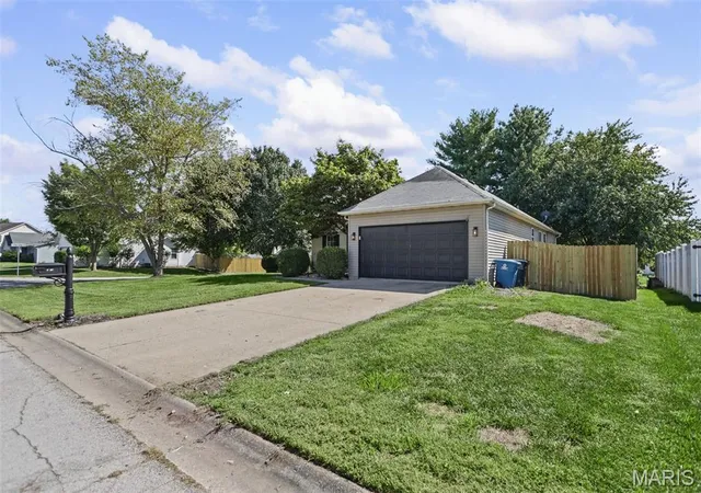 Photo 2 of Single family home for sale at 3240 Hunters Way, Belleville, IL 62221 | MLS# MIS26063551 | Listing updated on 2026-10-04