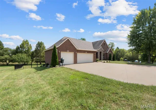 Photo 3 of Single family home for sale at 136 Calera Rd, Cape Girardeau, MO 63701 | MLS# MIS26063569 | Listing updated on 2026-10-04