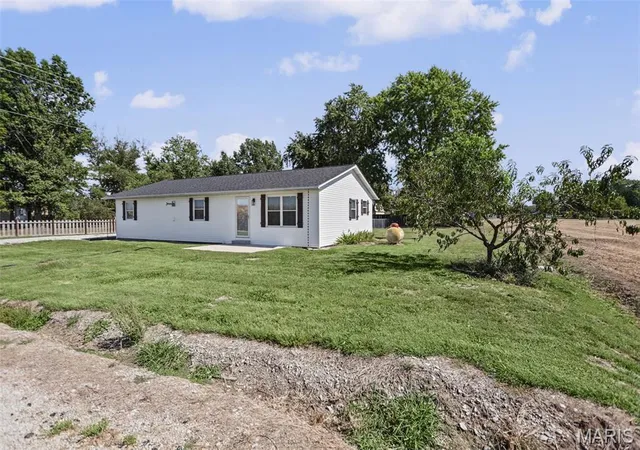 Photo 3 of Single family home for sale at 2309 S 6th Street, Mascoutah, IL 62258 | MLS# MIS26063572 | Listing updated on 2026-10-02