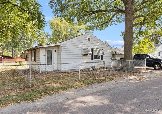 Photo 1 of Single family home for sale at 428 Whitelaw Ave, East Alton, IL 62024 | MLS# MIS26063580 | Listing updated on 2026-10-07