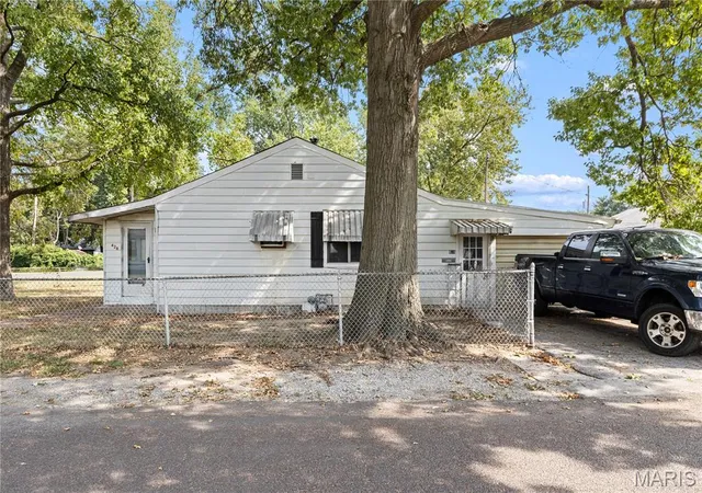 Photo 2 of Single family home for sale at 428 Whitelaw Ave, East Alton, IL 62024 | MLS# MIS26063580 | Listing updated on 2026-10-07