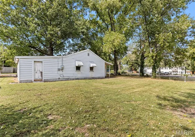 Photo 3 of Single family home for sale at 428 Whitelaw Ave, East Alton, IL 62024 | MLS# MIS26063580 | Listing updated on 2026-10-07