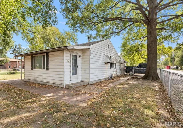 Photo 3 of Single family home for sale at 428 Whitelaw Ave, East Alton, IL 62024 | MLS# MIS26063580 | Listing updated on 2026-10-07