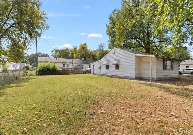 Photo 4 of Single family home for sale at 428 Whitelaw Ave, East Alton, IL 62024 | MLS# MIS26063580 | Listing updated on 2026-10-07