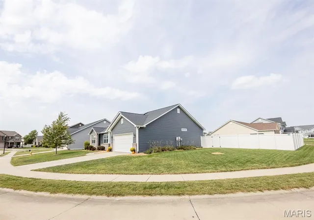 Photo 2 of Single family home for sale at 233 Beauregard Dr, Belleville, IL 62221 | MLS# MIS26063584 | Listing updated on 2026-10-03
