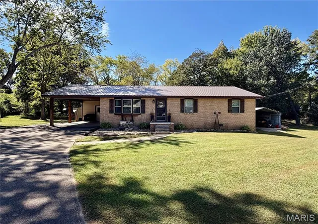 Photo 1 of Single family home for sale at 1927 Sunrise Cir, Poplar Bluff, MO 63901 | MLS# MIS26063586 | Listing updated on 2026-10-07