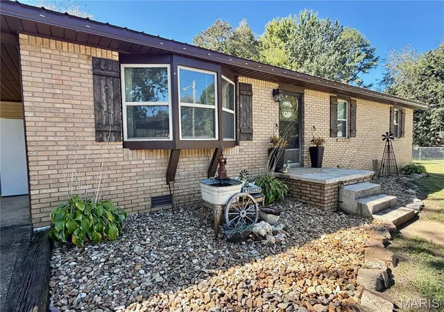Photo 3 of Single family home for sale at 1927 Sunrise Cir, Poplar Bluff, MO 63901 | MLS# MIS26063586 | Listing updated on 2026-10-07