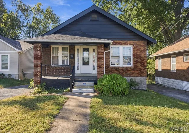 Photo 1 of Single family home for sale at 6908 Robbins Ave, Saint Louis, MO 63133 | MLS# MIS26063597 | Listing updated on 2026-10-22