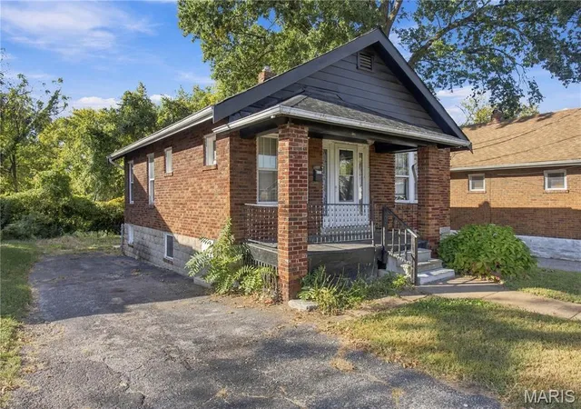 Photo 2 of Single family home for sale at 6908 Robbins Ave, Saint Louis, MO 63133 | MLS# MIS26063597 | Listing updated on 2026-10-22