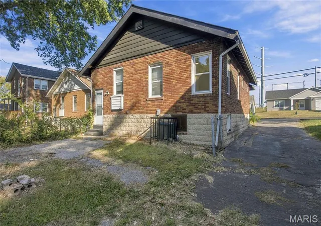 Photo 3 of Single family home for sale at 6908 Robbins Ave, Saint Louis, MO 63133 | MLS# MIS26063597 | Listing updated on 2026-10-22