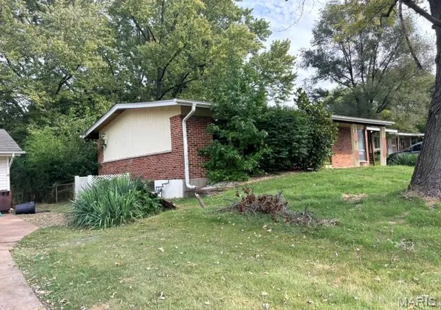 Photo 3 of Single family home for sale at 1105 Derhake Rd, Florissant, MO 63033 | MLS# MIS26063598 | Listing updated on 2026-10-07