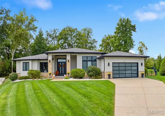 Photo 1 of Single family home for sale at 10147 Fieldcrest Ln, Saint Louis, MO 63124 | MLS# MIS26063599 | Listing updated on 2026-10-07