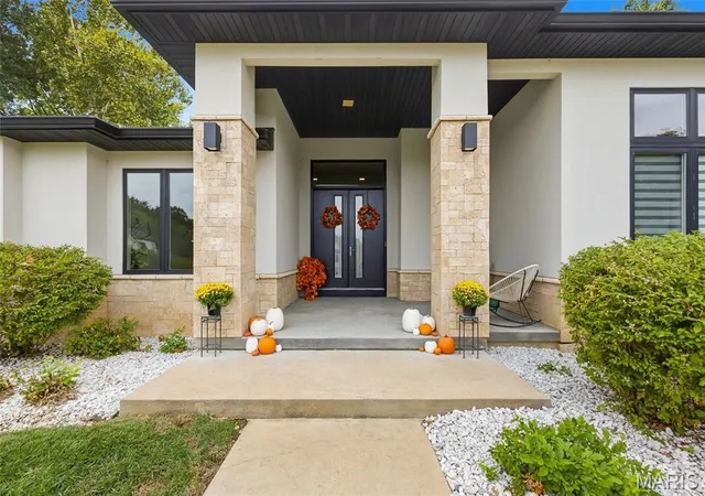 Photo 3 of Single family home for sale at 10147 Fieldcrest Ln, Saint Louis, MO 63124 | MLS# MIS26063599 | Listing updated on 2026-10-07