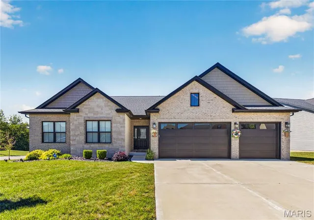 Photo 3 of Single family home for sale at 2911 Kehrswood Ct, Maryville, IL 62062 | MLS# MIS26063608 | Listing updated on 2026-10-05