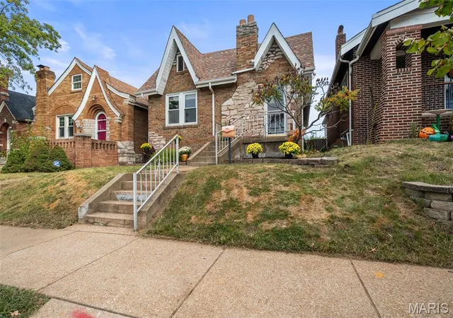 Photo 3 of Single family home for sale at 5427 Eichelberger St, Saint Louis, MO 63109 | MLS# MIS26063626 | Listing updated on 2026-10-08