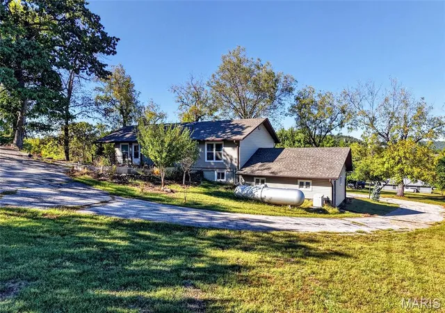 Photo 4 of Single family home for sale at 551 Sunny Slope Dr, Camdenton, MO 65020 | MLS# MIS26063632 | Listing updated on 2026-10-08