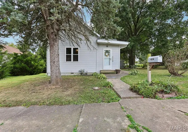 Photo 1 of Sale Pending at 404 E 2nd South St, Mount Olive, IL 62069 | MLS# MIS26063637 | Listing updated on 2026-10-07