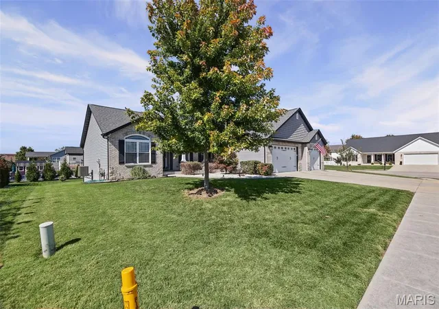 Photo 3 of Single family home for sale at 1015 Kankakee Trl, Mascoutah, IL 62258 | MLS# MIS26063639 | Listing updated on 2026-10-10