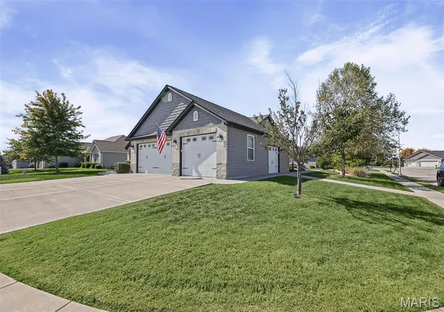 Photo 3 of Single family home for sale at 1015 Kankakee Trl, Mascoutah, IL 62258 | MLS# MIS26063639 | Listing updated on 2026-10-10
