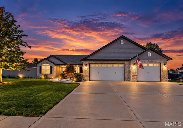 Photo 2 of Single family home for sale at 1015 Kankakee Trl, Mascoutah, IL 62258 | MLS# MIS26063639 | Listing updated on 2026-10-10
